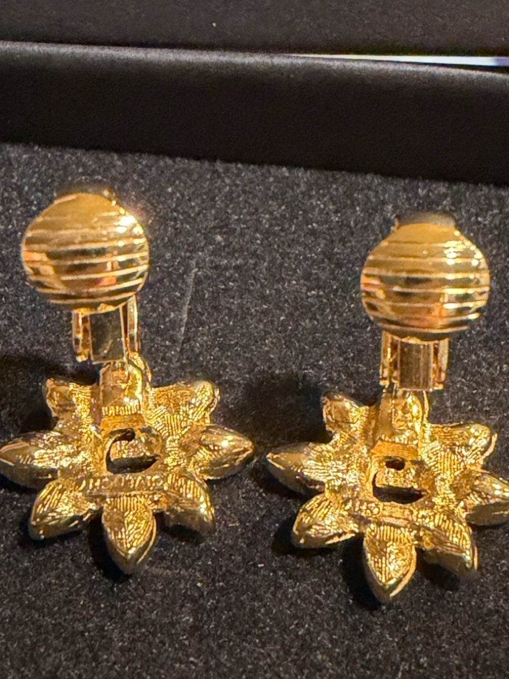 GIVENCHY Flower Crystal G Gold Plated Clip On Earrings Vintage incl box card - Picture 7 of 10